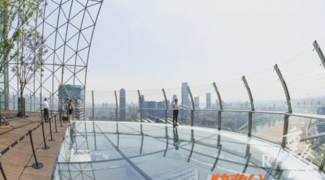 GGII MUST WATCH - Raffle City glass observation deck