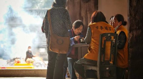 On the Streets of CQ - Daily life at Huayan Temple